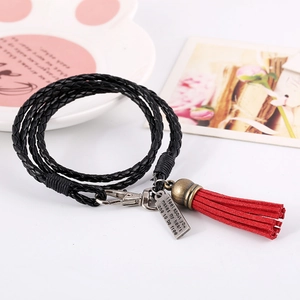 Pulsera de cuero trenzado de varias capas con borla roja y placa de metal grabada