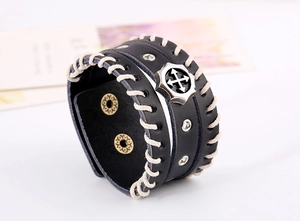 Détail du bracelet en cuir vintage avec bords tressés main et œillets décoratifs