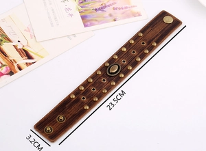 Bracelet large en cuir marron vintage avec clous en bronze et insert métallique en relief