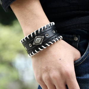 Bracelet punk en cuir noir multicouche avec cordes tressées et plaque métallique