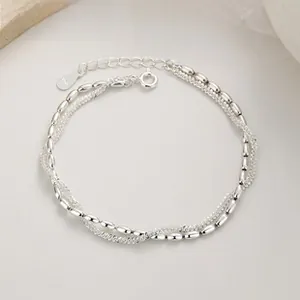Dettaglio macro del bracciale a doppio strato in argento 925 con chiusura e incisione