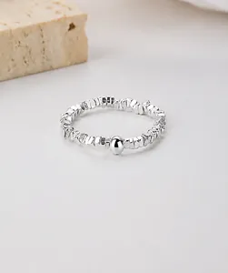 Detailopname van de 925 sterling zilveren nugget ring met gepolijste zilveren kraal