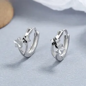 Gros plan de créoles en argent sterling S925 avec doubles étoiles et finition polie