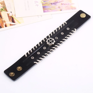 Bracelet punk en cuir noir avec emblème en croix et détails de coutures tressées