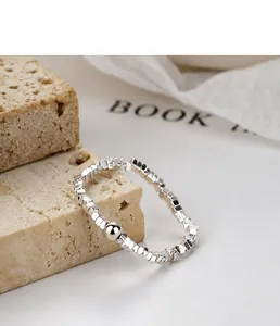 Macro-opname van de S925 sterling zilveren kralenring op minimalistische steenachtergrond