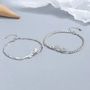 Dettaglio di braccialetti per coppia in argento S925 con rosa e ciondolo a montagna