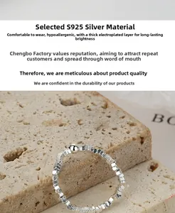 Macro-opname van S925 sterling zilveren ring met kralen op een stenen ondergrond