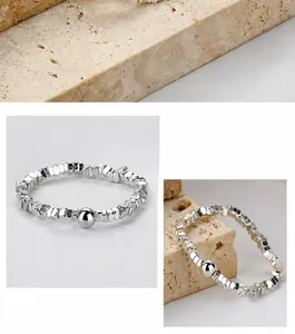 Detail van 925 sterling zilveren kralenring met onregelmatige facetten en gepolijste afwerking