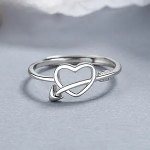 Macro di anello regolabile in argento 925 con design a cuore e freccia traforata