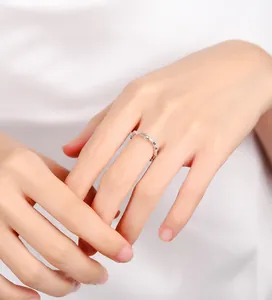 Macro-opname van 925 sterling zilveren kralenring met gepolijste spiegelafwerking