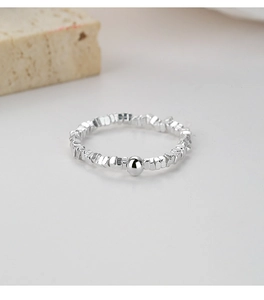 Detail van de 925 sterling zilveren ring met onregelmatige textuur en gladde kraal
