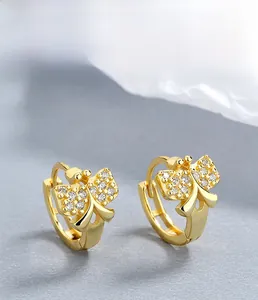 Gros plan détaillé de boucles d'oreilles papillon en argent 925 avec zircons brillants