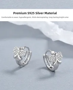 Détail de boucles d'oreilles papillon en argent S925 avec zircons et placage épais