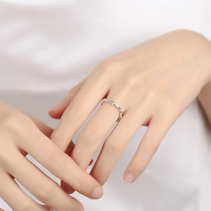Minimalistische 925 sterling zilveren kralenring voor dames gedragen op het model