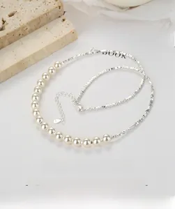 Vista dettagliata della collana in argento sterling S925 con perle e grani d'argento