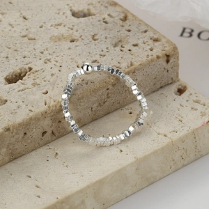 Minimalistische 925 sterling zilveren kralenring met onregelmatige blokjes en een glanzende bal