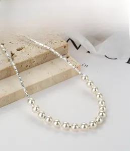 Dettaglio della collana in argento sterling S925 con eleganti perle bianche su pietra