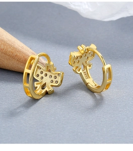 Gros plan de boucles d'oreilles papillon en argent 925 doré serties de zircons étincelants
