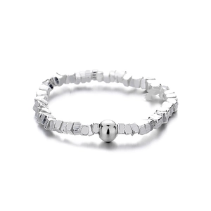 925 sterling zilveren ring met onregelmatige kralen en een centrale zilveren kraal