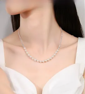 Primo piano dell'elegante collana in argento sterling 925 con perle su una modella
