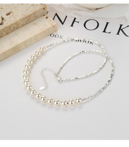 Dettaglio della collana in argento 925 con perle bianche tonde e grani d'argento testurizzati
