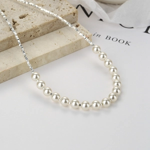 Elegante collana in argento 925 con perle bianche e sfere sfaccettate su pietra