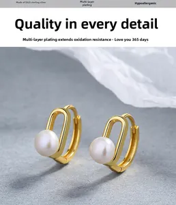 Détail de boucles d'oreilles en argent sterling 925 doré avec perles rondes blanches