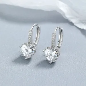 Nahaufnahme der S925 Silber Herzohrringe mit funkelndem Zirkon und kleinen Diamanten