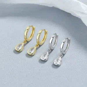Détail des boucles d'oreilles goutte en argent 925 avec zircons en finitions or et argent