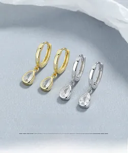 Détail des boucles d'oreilles goutte en zircon et argent S925 en finitions or et argent