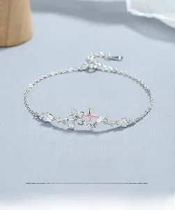 Détail macro du bracelet fleurs en argent 925 avec émail rose et cristaux de zircon