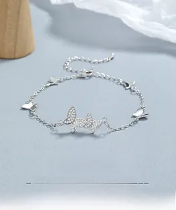 Détail du bracelet papillon en argent 925 avec cristaux sertis et chaîne de réglage fine