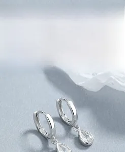Vue détaillée macro de boucles d'oreilles en argent 925 avec zircons en forme de goutte