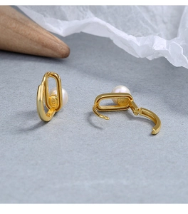 Détail du poinçon S925 et du fermoir à charnière sur les boucles d'oreilles