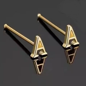 Minimalistische 925 sterling zilveren gouden letter A oorknopje met gepolijste reflectie