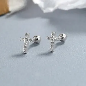 Détail de clous d'oreilles croix en argent avec zircons et fermeture à vis sécurisée