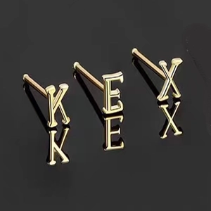 Minimalistische 925 sterling zilveren alfabet oorbellen goudkleurig met letters K, E en X