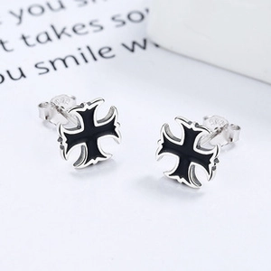Détail du poinçon S925 sur les boucles d'oreilles croix noires en argent massif