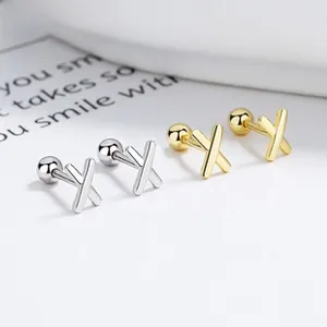 Détail de boucles d'oreilles X en argent 925 plaqué or et argent à fermoir vissé