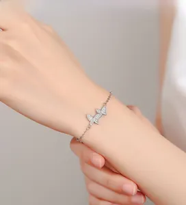 Gros plan sur le bracelet papillon en argent massif 925 serti de zircons brillants