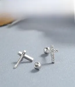 Détail de boucles d'oreilles croix en argent 925 avec zircons blancs et fermoir à vis