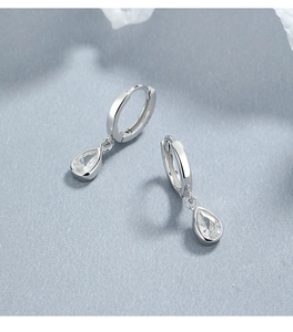 Vue détaillée des créoles en argent sterling S925 avec pendentifs en zircon goutte