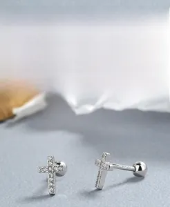 Gros plan sur les boucles d'oreilles croix en argent 925 avec zirconiums étincelants