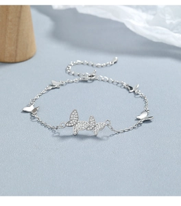 Détail du bracelet papillon en argent avec pavé de zircons et chaîne de réglage ajustable