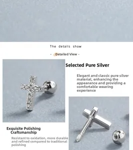 Détail d'une boucle d'oreille croix en argent 925 avec zircons et fermoir à vis