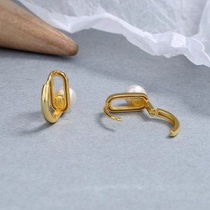 Boucles d'oreilles créoles en U en argent 925 doré avec perles blanches, style minimaliste