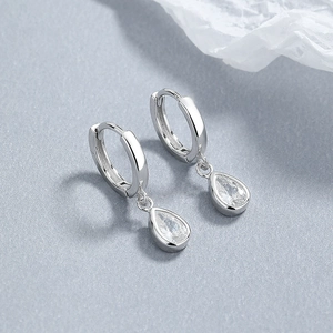 Boucles d'oreilles en argent 925 avec zircons transparents en forme de goutte d'eau