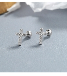 Détail de boucles d'oreilles croix en argent avec zircone et fermoirs à vis sphériques