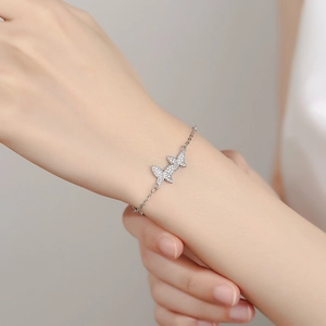 Bracelet papillon en argent sterling 925 avec zircons porté au poignet d'une femme