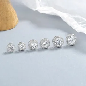 Dettaglio di varie dimensioni di orecchini a lobo in argento S925 con zirconi tondi